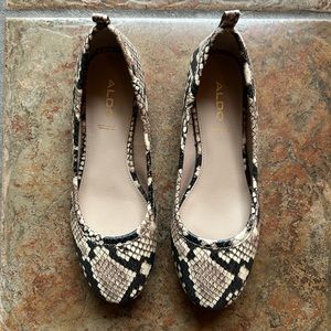 Aldo flat shows. Size 5. Snake print